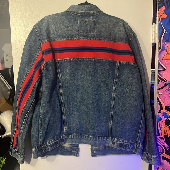 Men’s Vintage Levies Denim Jacket with red and blue stipe across back. Size XL - Picture 4 of 4